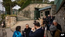 Журналисты у здания Генерального консульства США в Стамбуле во время встречи дипломатов двух стран. 27 февраля 2025 г. 