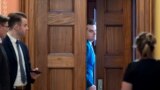 Кандидат избранного президента Дональда Трампа на пост генерального прокурора Мэтт Гетц закрывает дверь на закрытую встречу в Капитолии в Вашингтоне, 20 ноября 2024 года.
