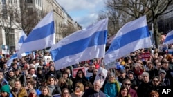 Акция протеста возле избирательного участка у посольства России в Берлине. 17 марта 2024 года.