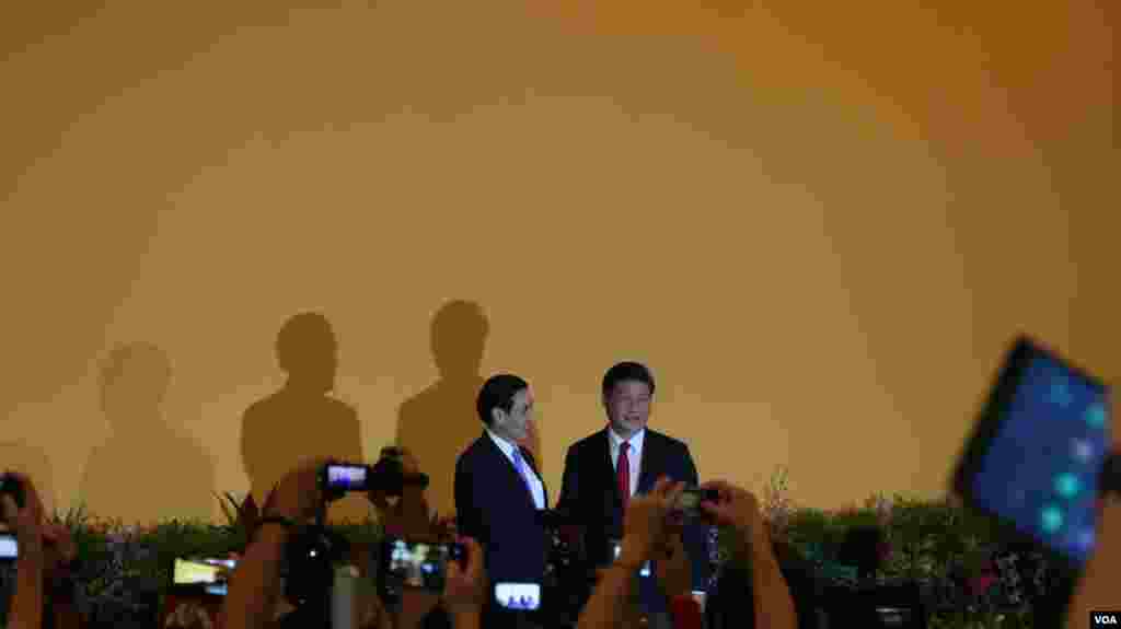 海峡两岸领导人历史性会面 （美国之音记者李逸华拍摄）