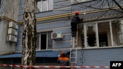 Рабочие сваривают газовую трубу, поврежденную в результате атаки беспилотника, в Киевской области 24 января 2025 года.