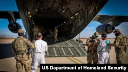 Министерство внутренней безопасности опубликовало снимки первого рейса c мигрантами на борту, готовящегося к вылету в Гуантанамо из Техаса, 4 февраля 2025 года