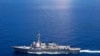 美国海军“拉森号”导弹驱逐舰在国际海域巡逻，附近有中国海军的“东莞号”导弹护卫舰 (2015年9月29日)