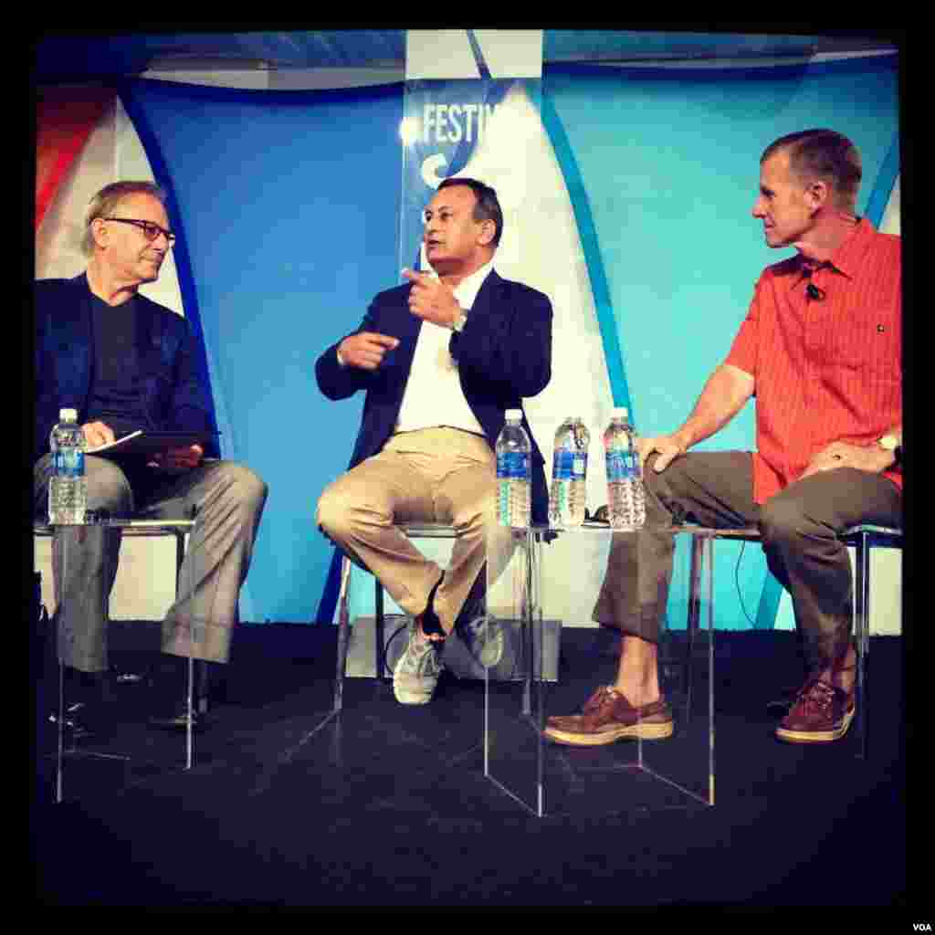 前驻阿富汗安全部队最高指挥官斯坦利.麦克里斯特尔将军(右）和嘉宾讨论巴基斯坦安全问题。（美国之音宁馨拍摄） 