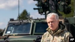 Президент Литвы Гитанас Науседа во время литовско-польских военных учений Brave Griffin в районе Сувалкского коридора недалеко от польской границы, 26 апреля 2024 года.