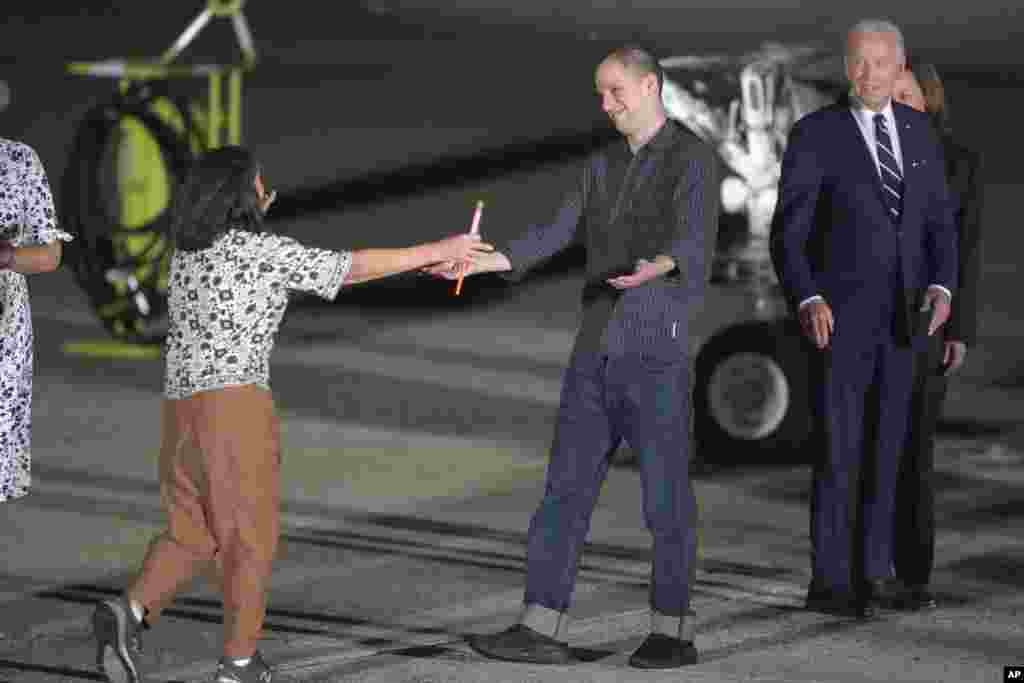 1 августа 2024 года. Джо Байден на авиабазе &laquo;Эндрюс&raquo; рядом с журналистом Эваном Гершковичем, которого встречает мать после освобождения из российской тюрьмы. В результате обмена США передали Москве 10 заключенных (в том числе &mdash; обвиненных в шпионаже и убийствах), РФ отпустила 13 человек, включая оппозиционеров Илью Яшина и Владимира Кара-Мурзу, журналистов Алсу Курмашеву и Эвана Гершковича, правозащитника Олега Орлова и других.&nbsp;