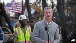 Губернатор Калифорнии Гэвин Ньюсом во время визита в район, пострадавший от пожара «Итон», Альтадена, Калифорния, 11 февраля 2025 года