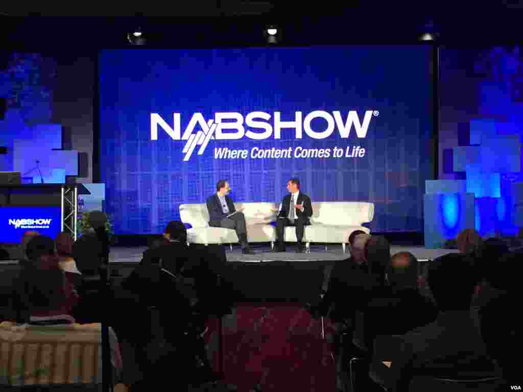 亚马逊公司Amazon数位视讯副总裁Michael Paull在美国国家广播电视协会(NAB)主办的2016全球跨媒体创新峰会上发表主题演讲，谈数位影像科技趋势。 (美国之音樊冬宁拍摄)