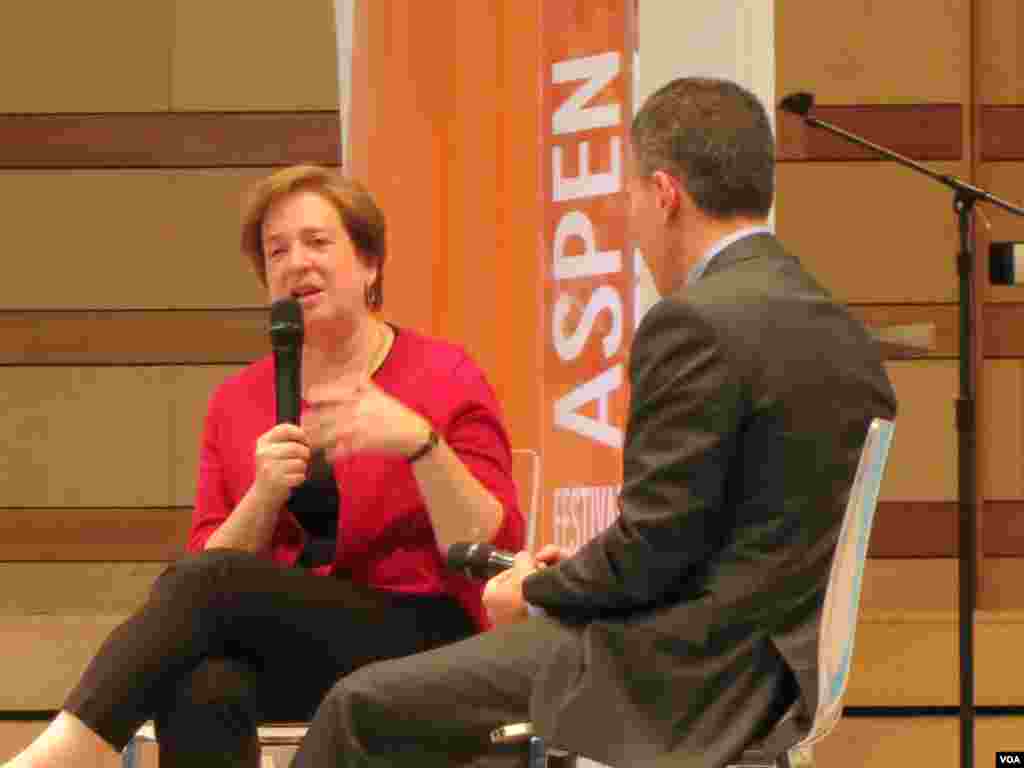 美国最高法院大法官凯根（左）谈最高法院最近几项重大裁决。（美国之音宁馨拍摄） 