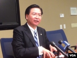 台湾民进党政策会执行长及驻美代表吴钊燮 （美国之音 钟辰芳拍摄）