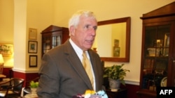 沃尔夫议员(资料照片)