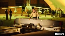 Ракета Storm Shadow готовится к погрузке на самолет Tornado GR4 Королевских ВВС в Персидском заливе. 21 марта 2003 года.