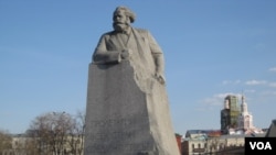 莫斯科市中心的马克思像，塑像上的口号：全世界无产者联合起来 (美国之音白桦拍摄)