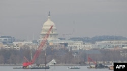 Поднятие обломков самолета со дна реки Потомак, 3 февраля 2025