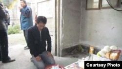 孟建伟祭拜父亲亡灵。（孟建伟微博图片）