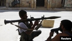 自由叙利亚军2012年8月10日扛着火箭筒瞄准等侯阿勒颇中部塞拉埃丁地区叙利亚政府军向前推进的坦克