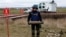 Украинский военнослужащий во время работ по разминированию в Харьковской области. 27 октября 2022 года.