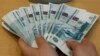 Рубль продолжает падать, но россияне пока спокойны