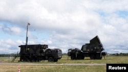 Стоящие на вооружении ВС Германии зенитно-ракетные комплексы Patriot в аэропорту Вильнюса (архивное фото)