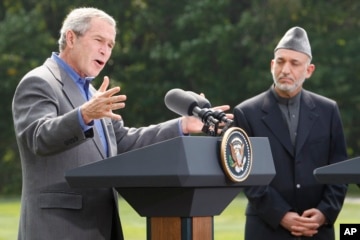 Hình minh họa - Máy bay trực thăng của Hoa Kỳ rời đi, trong khi chiến binh Taliban ngồi trên chiếc xe tăng bị bỏ hoang, bao quanh bởi những bông hoa anh túc đỏ.