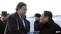 Билл Ричардсон (слева) во время переговоров с официальными лицами Северной Кореи.