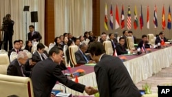 中国外长王毅在缅甸东盟会议上与韩国外长握手。日本、韩国和中国的外长都参加了这次在缅甸举行的东盟+三外长会议。