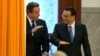 英国首相卡梅伦2013年12月2日访问北京时与中国总理李克强交谈（资料照片）
