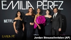 Адриана Паз (слева направо), Карла София Гаскон, Зои Салдана, Селена Гомес и Эдгар Рамирес на премьере фильма «Эмилия Перес», 21 октября 2024 года, в Египетском театре в Лос-Анджелесе)