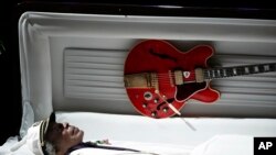 Гитара Gibson ES-335, прикрепленная к крышке гроба Чака Берри во время похорон легенды рок-н-ролла в Сент-Луисе, 9 апреля 2017 года