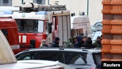 Сотрудники правоохранительных органов работают на месте взрыва в жилом доме в Москве, 3 февраля 2025