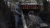 Украинские военнослужащие заряжают БМ-21 «Град» на позиции недалеко от Покровска в Донецкой области Украины. 14 февраля 2025 г.