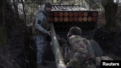 Украинские военнослужащие заряжают БМ-21 «Град» на позиции недалеко от Покровска в Донецкой области Украины. 14 февраля 2025 г.