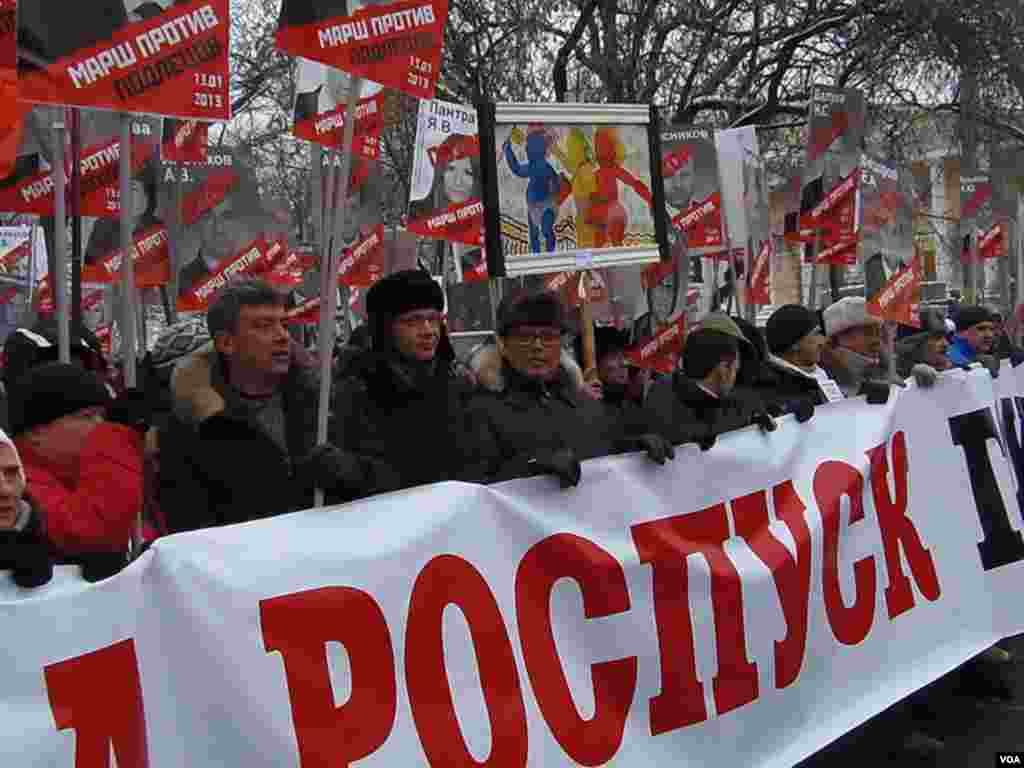 从左到右，前副总理尼缅佐夫，前副议长雷日科夫和前总理卡西亚诺夫参加莫斯科游行。(美国之音白桦拍摄)