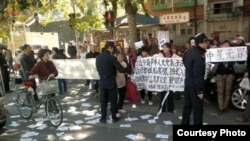 围观民众在法院外举牌声援冀中星。(网络图片)