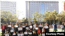 法院外声援冀中星的上海访民。 （博讯图片）