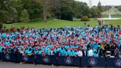 Сторонники Дональда Трампа собралась на Южной лужайке, чтобы послушать выступление президента 10 октября 2020 г.