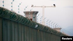 Защитный периметр вокруг здания, официально именуемого китайскими властями как «центр профессионального обучения» в Дабанчэне, Синьцзян-Уйгурский автономный район, Китай, 4 сентября 2018 года