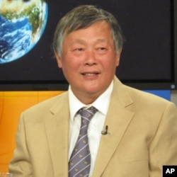 魏京生昔日参加美国之音的时事大家谈节目