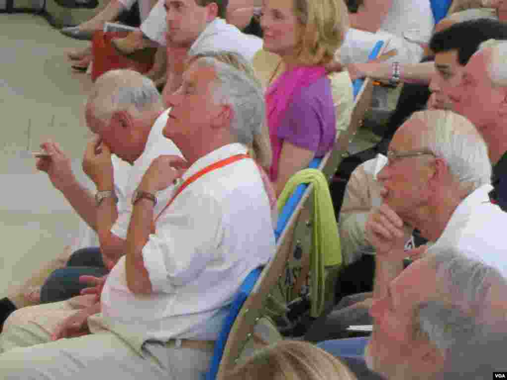 issacson 阿斯彭学会会长艾萨克森在“大主意”会场聆听演讲 