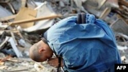 Некоторые японцы возвращаются за личными вещами несмотря на радиацию