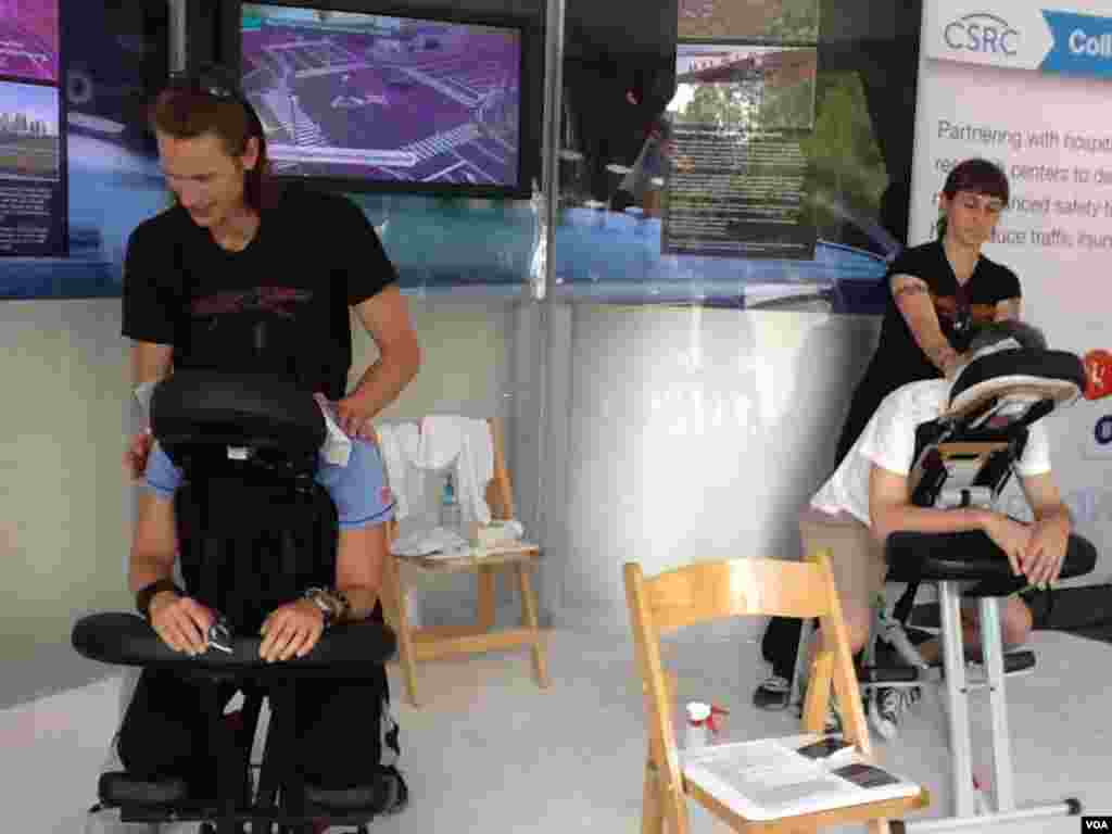 会场上的免费按摩服务 (美国之音宁馨拍摄)