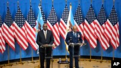 Министр обороны США Ллойд Остин (слева) и председатель Объединенного комитета начальников штабов, генерал ВВС США Чарльз Браун выступают на пресс-конференции после встречи министров обороны стран НАТО в Брюсселе, среда, 11 октября 2023 г.