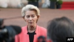 Урсула фон дер Ляйен общается с прессой во время саммита в Лондоне, 2 марта 2025 года (фото: Toby Melville / POOL / AFP).