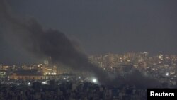 Дым над южными пригородами Бейрута после израильского удара, 15 ноября 2024 года (фото Reuters/Mohamed Azakir).