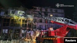 Сотрудники аварийно-спасательных служб на месте ликвидации последствий ракетного удара. Кривой Рог, 5 марта 2025 года. 