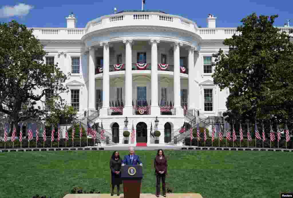 8 апреля 2022 года. Байден выступает с речью по поводу утверждения Кетанджи Браун Джексон в качестве судьи в Верховном суде США. Утверждение выдвинутой Байденом кандидатуры сам президент назвал &laquo;историческим моментом для страны&raquo;. Джексон стала первой в истории США афроамериканкой, вошедшей в состав высшей судебной инстанции страны.