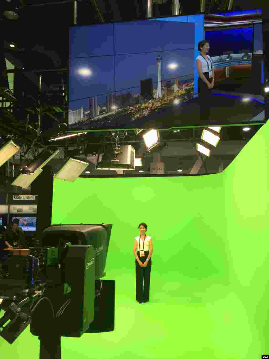 全球跨媒体创新峰会NAB show在美国拉斯维加斯登场，现场展示最新的虚拟摄影棚技术。(美国之音樊冬宁拍摄)