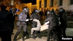 На митинге протеста оппозиции против решения правительства Грузии приостановить переговоры о вступлении в Европейский Союз. Тбилиси, 7 декабря 2024 г.