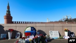 Импровизированный мемориал на Большом Москворецком мосте - на месте, где 27 февраля 2015 г. был убит Борис Немцов. Архивное фото. 27 февраля 2025 г.