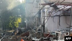 На этой раздаточной фотографии, сделанной и опубликованной Национальной полицией Украины 28 сентября 2024 года, изображено здание больницы, поврежденное в результате ракетного обстрела в Сумах. (Фото AFP PHOTO / NATIONAL POLICE OF UKRAINE)